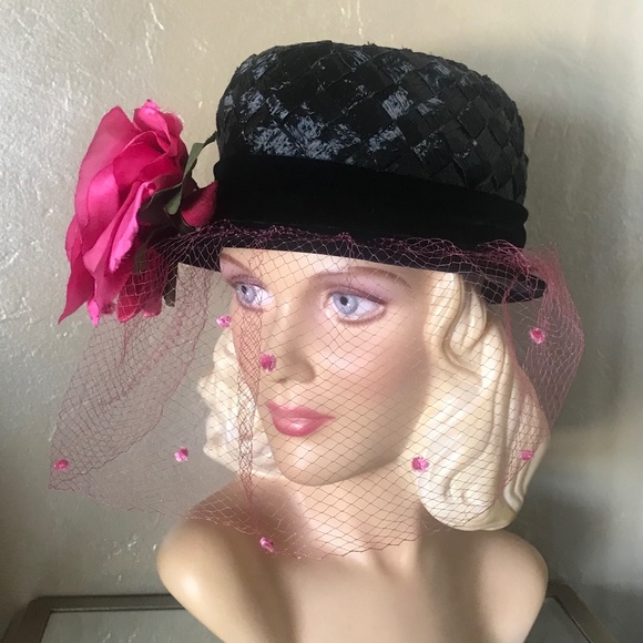 ELEGANT VINTAGE BLACK STRAW HAT WITH FUCHSIA FLOWER AND DOTTED VEIL main image 8